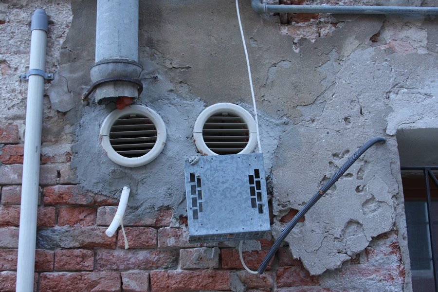 Venice wiring. Photo copyright Mark Dahle 2011.